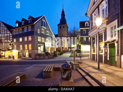 alte Stadt Hattingen mit Sankt Georg Kirche am Abend, Hattingen, Ruhrgebiet, Nordrhein-Westfalen, Deutschland Stockfoto