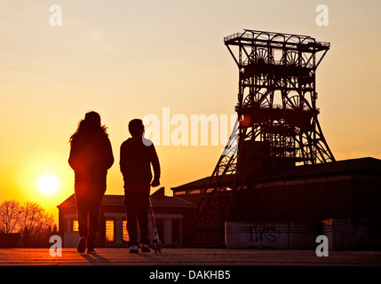 Kinder mit Cityroller in Consol Parc des ehemaligen Kohle abbauen Cosolidation, Deutschland, Nordrhein-Westfalen, Ruhrgebiet, Gelsenkirchen Stockfoto