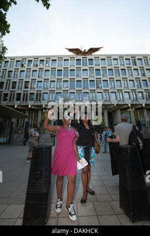 London, UK, 15. Juli 2013. Rund 50 Unterstützer versammeln sich in Reaktion auf den Freispruch von George Zimmerman für das Schießen Toten schwarzen Teenager Trayvon Martin bei der amerikanischen Botschaft in London. Bildnachweis: Lee Thomas/Alamy Live-Nachrichten Stockfoto