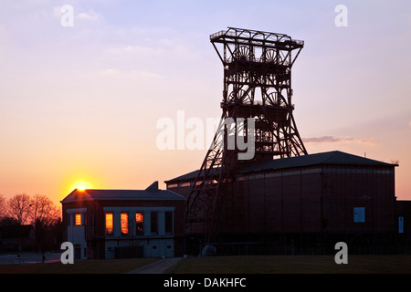 ehemalige Zeche Consolidation bei Sonnenuntergang, Gelsenkirchen, Ruhrgebiet, Nordrhein-Westfalen, Deutschland Stockfoto