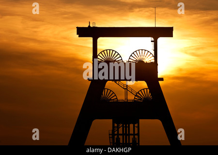 Kopf Getriebe des ehemaligen Bergwerk Ewald bei Sonnenuntergang, Deutschland, Nordrhein-Westfalen, Ruhrgebiet, Herten Stockfoto