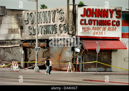 Hispanic Jugendliche weitergeben Brand beschädigt Geschäfte in South Central Los Angeles nach 1992 Rodney King Race Riot in Los Angeles. Stockfoto