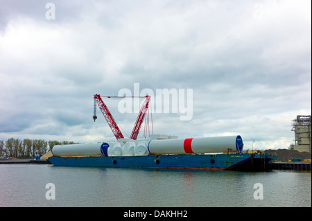 Teile des Windrades auf einem Ponton im Hafen, Deutschland, Bremerhaven Stockfoto