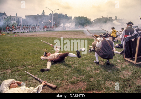 Patrioten nehmen Opfer Befestigungsanlagen in eine Nachstellung der Schlacht von Bunker Hill, Charlestown, Massachusetts 1775 zu verteidigen Stockfoto