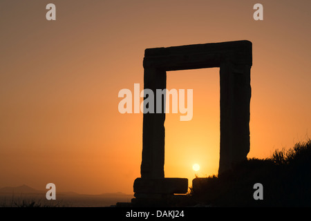 Antikes Tor der Apollon-Tempel bei Sonnenuntergang auf der Insel Naxos, Griechenland Stockfoto