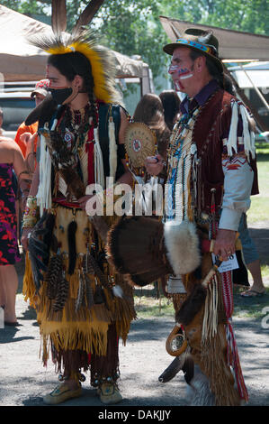 Die stolze Mohawk Nation lebt in Kahnawake Heimatgemeinde befindet sich am Südufer des St. Lorenz Stroms in Quebec Kanada feiert seine jährlichen Pow-Wow mit traditionellen Tänzen und Trommel-Musik-July13-14 2013 Stockfoto