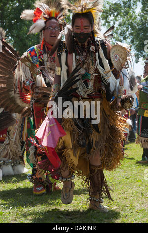 Die stolze Mohawk Nation lebt in Kahnawake Heimatgemeinde befindet sich am Südufer des St. Lorenz Stroms in Quebec Kanada feiert seine jährlichen Pow-Wow mit traditionellen Tänzen und Trommel-Musik-July13-14 2013 Stockfoto