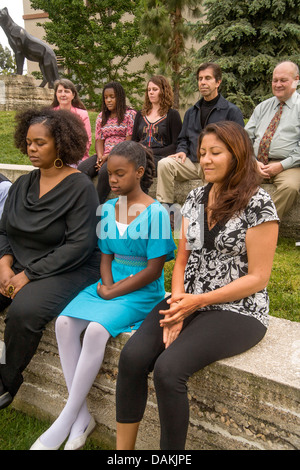 Eine multiethnische Gruppe übt transzendentale Meditation auf dem Gelände Chapman College in Orange ca. Hinweis unterschiedlichsten Alters. Stockfoto