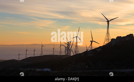 Windmühlen im Gebirge nahe der Küste am Abend Stimmung, Spanien, Andalusien, Tarifa Stockfoto