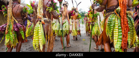 Leute des Stammes Selehoto Alunumuno Stammes Tracht und Tanz, Hochland von Papua-Neu-Guinea Stockfoto