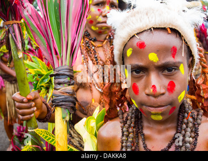 Junges Mädchen in den Selehoto Alunumuno Stamm in traditionellen Stammes-Kleid und mit ihrem Gesicht gemalt, Hochland von Papua-Neu-Guinea Stockfoto