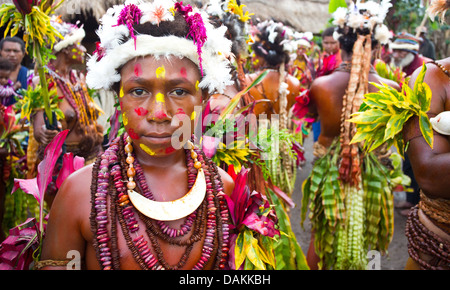 Junges Mädchen in den Selehoto Alunumuno Stamm in traditionellen Stammes-Kleid und mit ihrem Gesicht gemalt, Hochland von Papua-Neu-Guinea Stockfoto