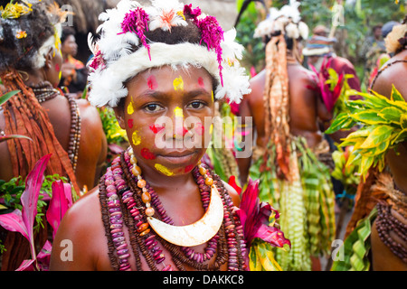 Junges Mädchen in den Selehoto Alunumuno Stamm in traditionellen Stammes-Kleid und mit ihrem Gesicht gemalt, Hochland von Papua-Neu-Guinea Stockfoto