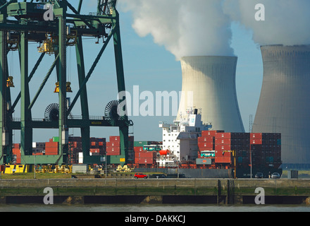 Frachtschiff vor Kühltürme eines Kernkraftwerks, Belgien, Antwerpen Stockfoto