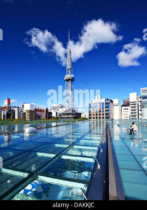 Oasis 21 und des Fernsehturms in Nagoya, Japan. Stockfoto