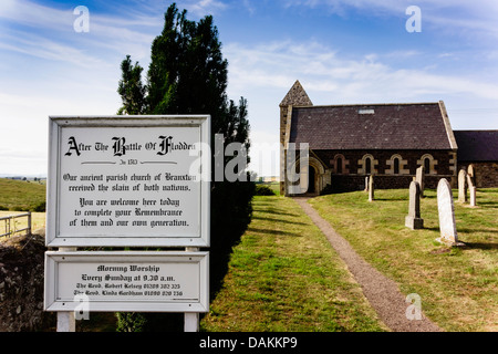 Branxton, Northumberland, Flodden Field, 1513 Schlacht Scots V Englisch - die Kirche mit 'Nach der Schlacht' Grabstätte Zeichen Stockfoto