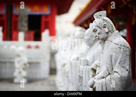 Nahaufnahme von Skulpturen von Konfuzius Schüler am Konfuzius Schrein in Nagasaki, JP. Stockfoto