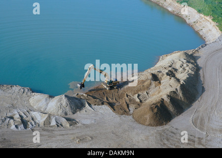 Luftbild auf Bagger im Steinbruch Pondside, Belgien Stockfoto