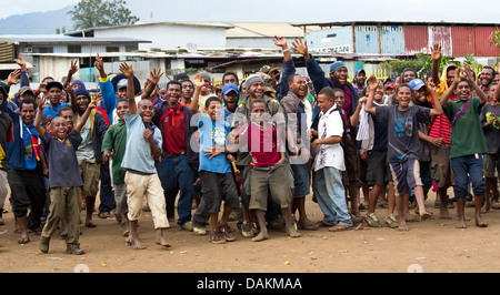 Publikum begeistert Jugendliche winken und rufen außerhalb des Goroka Festivals in Papua-Neu-Guinea Stockfoto