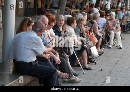 Einheimischen versammelten sich in Plaça De La Seu im gotischen Viertel - Ciutat Vella, Barcelona, Katalonien, Spanien Stockfoto