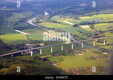 Autobahn-Brücke der A 52, die Überquerung des Flusses Ruhr in der Nähe von Mülheim, aerial Foto Deutschland, North Rhine-Westphalia, Mülheim Stockfoto