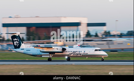 Ein Bombardier Q400 (DHC-8-401Q) in Alaska Airlines/Horizon Air Livree auf dem internationalen Flughafen von Vancouver (Kanada landet). Stockfoto