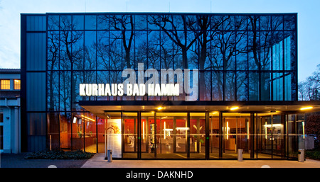 der moderne Neubau der Kurhaussaal (auch genannt Theatersaal) in der Abenddämmerung, Hamm, Ruhrgebiet, Nordrhein-Westfalen, Deutschland Stockfoto