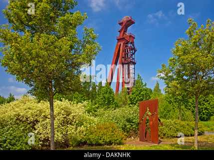 Förderturm des Schachtes Grillo von der Abschaltung Zeche Monopol mit dem Kunstwerk namens "Strukturwandel" (Strukturwandel ") im Vordergrund, Kamen, Ruhrgebiet, Nordrhein-Westfalen, Deutschland Stockfoto