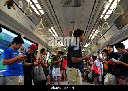 Pendler auf Ost-West-MRT Linie Singapur Stockfoto