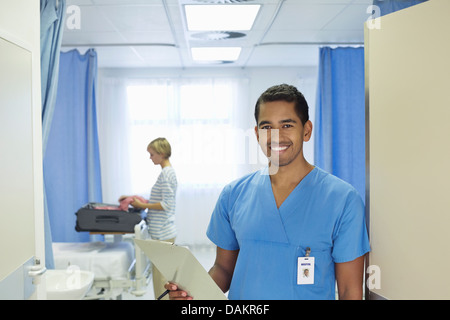 Krankenschwester Holding Zwischenablage im Krankenzimmer Stockfoto