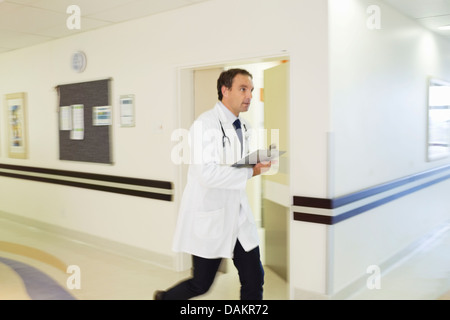 Arzt im Krankenhaus Flur Rauschen Stockfoto