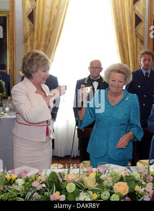 Königin Beatrix von The Netherlands (R) Toast mit irische Präsidentin Mary McAleese bei einem Empfang im Palast Noordeinde in den Haag, Niederlande, 3. Mai 2011. Der irische Präsident ist bei einem zweitägigen Besuch in die Niederlande. Foto: Albert Nieboer Niederlande Stockfoto