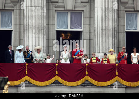 (L-R) Michael und Carole Middleton, Prinz Charles und Herzogin Camilla, Brautjungfern Eliza Lopes, Lady Louise Windsor und Grace van Cutsem, Braut Prinzessin Catherine, Bräutigam Prinz William, Brautjungfer Margarita Armstrong-Jones, Seite jungen William Lowther-Pinkerton und Tom Pettifer, Königin Elizabeth II., Prinz Philip und Pippa Middleton auf dem Balkon des Buckingham Palace in London Stockfoto