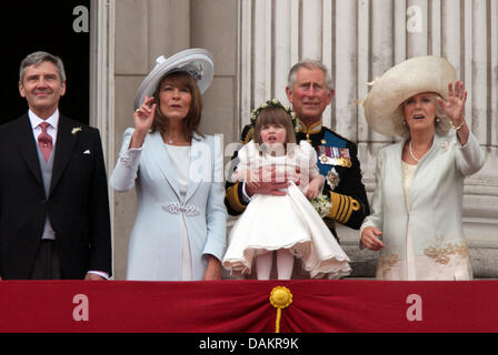 (L-R) Michael und Carole Middleton, Prinz Charles und Herzogin Camilla und Brautjungfer Eliza Lopes auf dem Balkon des Buckingham Palace in London, Großbritannien, 29. April 2011, nach der Trauung von Prinz William und Kate Middleton. Gäste aus der ganzen Welt wurden eingeladen, um die königliche Hochzeit zu feiern. Foto: Hubert Boesl Stockfoto