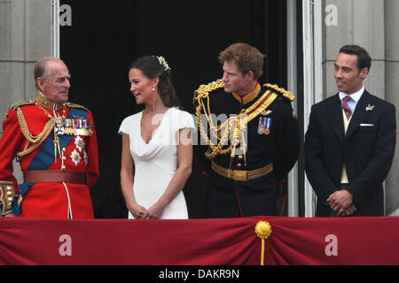 (l-R) Prinz Philip, Prinz Harry und Pippa Middleton, James Middleton auf dem Balkon des Buckingham Palace nach der königlichen Hochzeit von ihre königlichen Hoheiten Prinz William, Duke of Cambridge und Catherine, Herzogin von Cambridge in London, Großbritannien, am 29. April 2011. Foto: Hubert Boesl Stockfoto