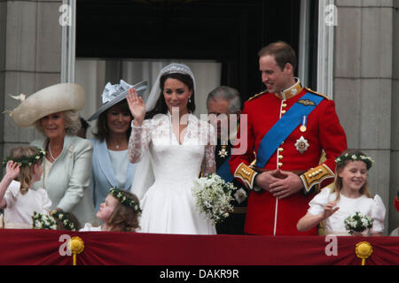 Ihre Königlichen Hoheiten Prinz William, Herzog von Cambridge und Prinzessin Catherine, Herzogin von Cambridge Grüße Gratulanten, wie sie mit den Mitgliedern ihrer Familie auf dem Balkon am Buckingham Palace, der königlichen Hochzeit in London, Großbritannien, am 29. April 2011 zu feiern. Foto: Hubert Boesl Stockfoto