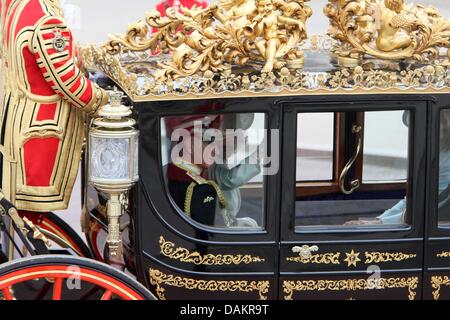 Verlassen Sie Großbritanniens Prinz Charles und Camilla, Herzogin von Cornwall, Westminster Abbey in einer Pferdekutsche nach der Trauung von Prinz William und Prinzessin Catherine in London, Großbritannien, 29. April 2011. Rund 1.900 Gäste folgten die königlichen Trauung von Prinz William und Kate Middleton in der Kirche. Foto: Hubert Boesl Stockfoto