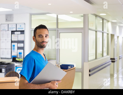Krankenschwester im Krankenhaus Flur lächelnd Stockfoto