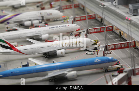 Miniatur-Flugzeuge befinden sich auf dem Flughafen "Knuffigen" auf das Miniatur-Wunderland in Hamburg, Deutschland, 4. Mai 2011. Der neue Flughafen Knuffigen hat nach sechs Jahren Bau und mehr als 150,000 Arbeitszeit abgeschlossen und ist jetzt eine neue Attraktion auf der größten Modelleisenbahn der Welt. Foto: Malte Christen Stockfoto