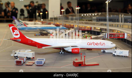 Miniatur-Flugzeuge befinden sich auf dem Flughafen "Knuffigen" auf das Miniatur-Wunderland in Hamburg, Deutschland, 4. Mai 2011. Der neue Flughafen Knuffigen hat nach sechs Jahren Bau und mehr als 150,000 Arbeitszeit abgeschlossen und ist jetzt eine neue Attraktion auf der größten Modelleisenbahn der Welt. Foto: Malte Christen Stockfoto