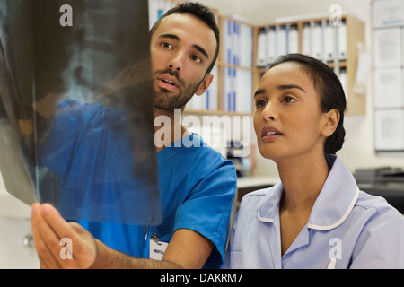 Krankenschwestern, die Röntgenaufnahmen im Krankenhaus untersuchen Stockfoto