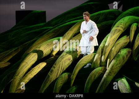 Tenor Sänger Rainer Trost führt als Tamino eine Szene aus der Oper "Die Zauberflöte" von Wolfgang Amadeus Mozart während einer Foto-Probe auf der schwimmenden Bühne "Seebuehne" Theatersaal in Bregenz, Deutschland, 12. Juli 2013. Die Oper-Premiere am 17 Juli-203. Foto: Felix Kaestle Stockfoto