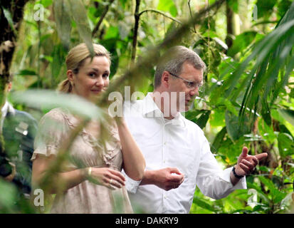 Bundespräsident Christian Wulff und seine Frau Bettina betrachten tropischen Pflanzen Sie während einer Führung durch den Regen Forst in San Jose, Costa Rica, 4. Mai 2011. Das deutsche Staatsoberhaupt bleibt in Costa Rica für einen zweitägigen Besuch vor der Reise nach Brasilien. Foto: Wolfgang Kumm Stockfoto