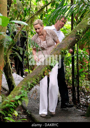 Bundespräsident Christian Wulff und seine Frau Bettina betrachten tropischen Pflanzen Sie während einer Führung durch den Regen Forst in San Jose, Costa Rica, 4. Mai 2011. Das deutsche Staatsoberhaupt bleibt in Costa Rica für einen zweitägigen Besuch vor der Reise nach Brasilien. Foto: Wolfgang Kumm Stockfoto