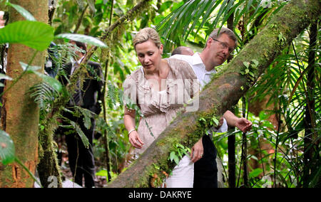 Bundespräsident Christian Wulff und seine Frau Bettina betrachten tropischen Pflanzen Sie während einer Führung durch den Regen Forst in San Jose, Costa Rica, 4. Mai 2011. Das deutsche Staatsoberhaupt bleibt in Costa Rica für einen zweitägigen Besuch vor der Reise nach Brasilien. Foto: Wolfgang Kumm Stockfoto