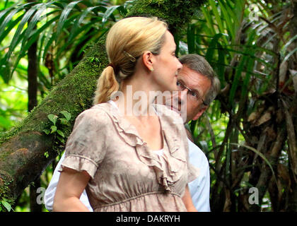 Bundespräsident Christian Wulff und seine Frau Bettina betrachten tropischen Pflanzen Sie während einer Führung durch den Regen Forst in San Jose, Costa Rica, 4. Mai 2011. Das deutsche Staatsoberhaupt bleibt in Costa Rica für einen zweitägigen Besuch vor der Reise nach Brasilien. Foto: Wolfgang Kumm Stockfoto