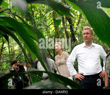 Bundespräsident Christian Wulff und seine Frau Bettina betrachten tropischen Pflanzen Sie während einer Führung durch den Regen Forst in San Jose, Costa Rica, 4. Mai 2011. Das deutsche Staatsoberhaupt bleibt in Costa Rica für einen zweitägigen Besuch vor der Reise nach Brasilien. Foto: Wolfgang Kumm Stockfoto