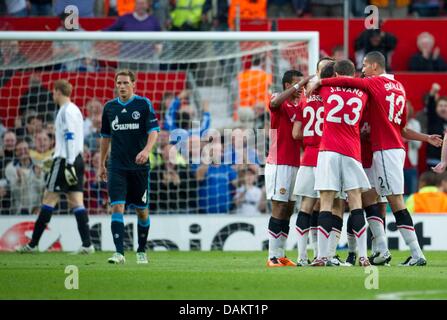 Schalke Torwart Maunuel Neuer (L) und Benedikt Höwedes (4) reagieren nach dem 2:0 für Manchester in der Champions League Halbfinale zweiten Bein Fußballspiel zwischen Manchester United und FC Schalke 04 im Stadion Old Trafford in Manchester, England 4. Mai 2011. Foto: Bernd Thissen dpa Stockfoto