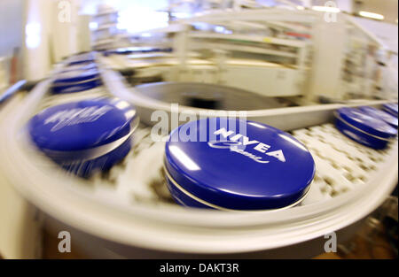 (DATEI) Ein Archiv, datiert 18. Dezember 2006, Bild Nivea Dosen in der Fabrik der Beiersdorf AG in Hamburg, Deutschland. Die Klassiker wird 100 Jahre. Foto: KAY NIETFELD Stockfoto