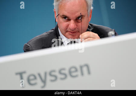 Der Vorsitzende des riesigen Eon, Johannes Teyssen, während der Hauptversammlung der Gesellschaft in Essen, Deutschland, 5. Mai 2011 macht. Das Treffen wird von der Debatte über die Änderung der Energie Produktionsmethoden in Deutschland geleitet.  Teyssen hatte gegen den Atomausstieg gewarnt. Foto: MARIUS BECKER Stockfoto